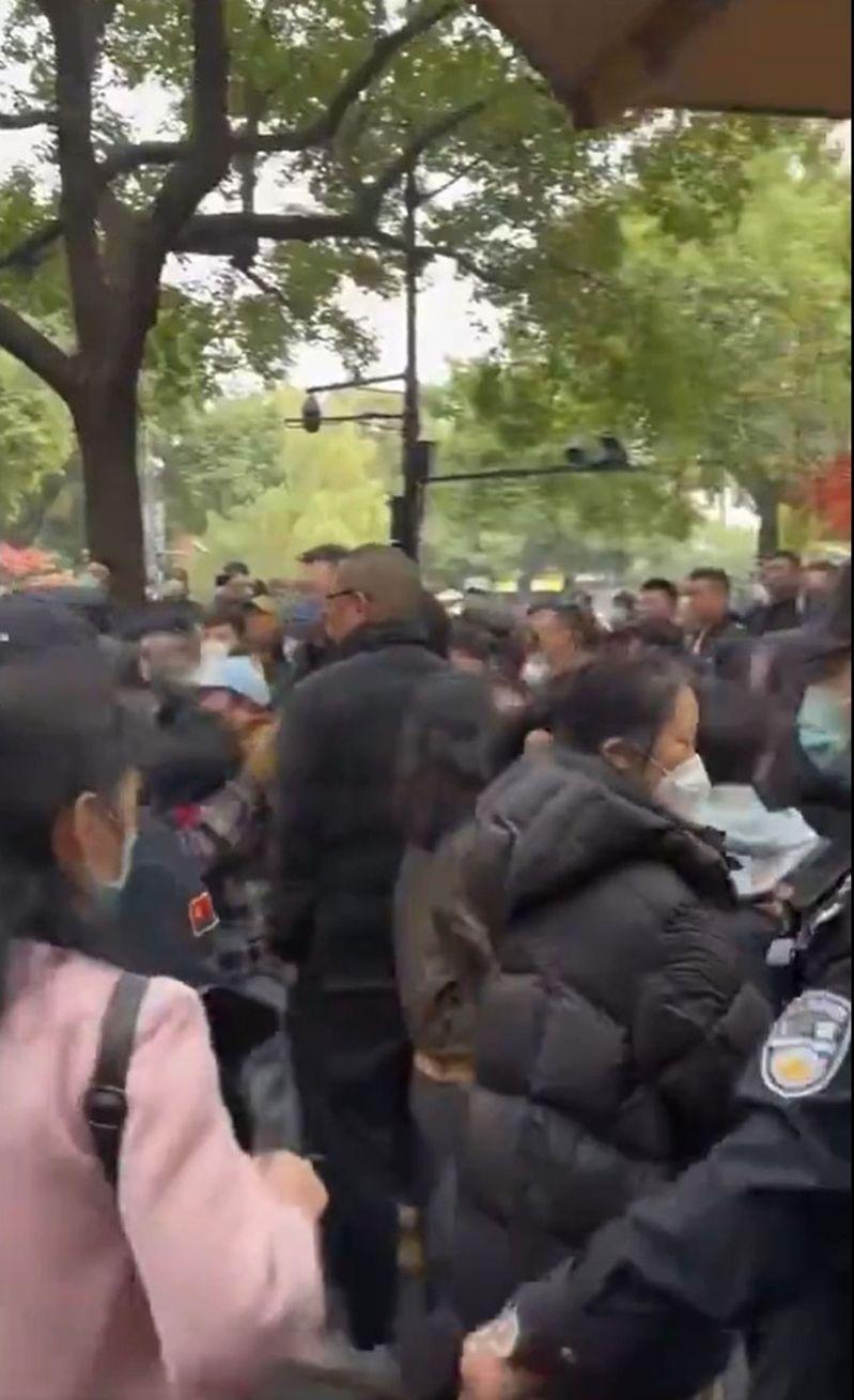 浙金中心爆雷,大批投资人连日抗争。(视频截屏)