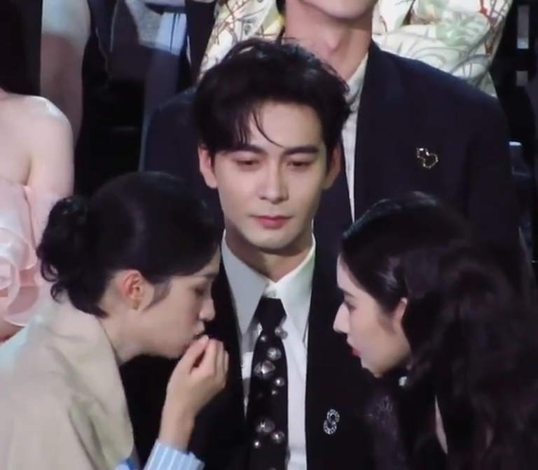 陈星旭(中)被热聊的周也(左)、王玉雯夹在中间当「人形隔板」。(取材自微博)