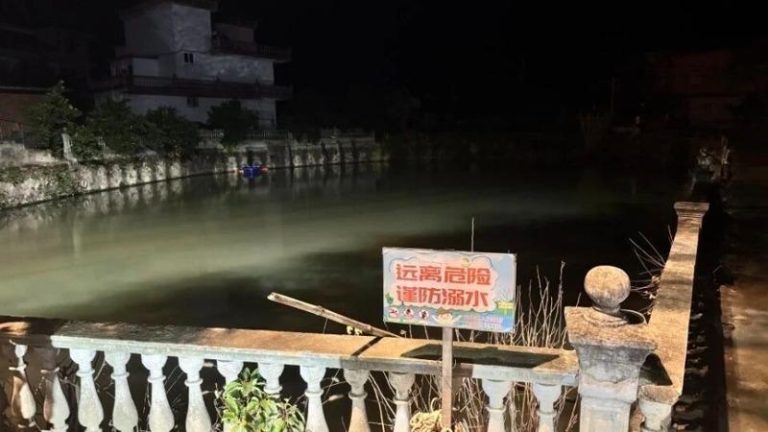 送小朋友放学回家…江西幼儿园长驾车坠塘 8人丧命 事发地的池塘。(取材自都市快报)