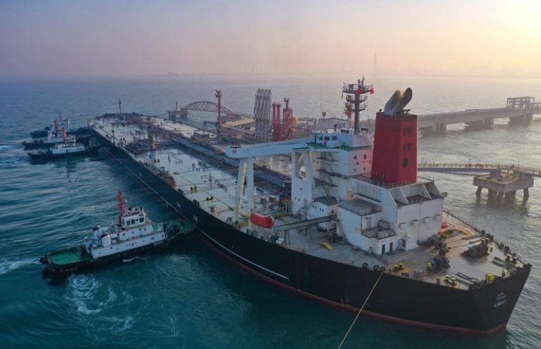 海南「封关」 打造开放性经济新枢纽 海南自由贸易港12月18日启动全岛封关后,一艘装载着17.9万吨石化原辅料的船舶泊入国投洋浦油储码头30万吨级原油泊位。(新华社)