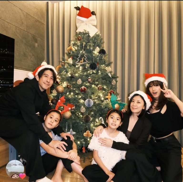 修杰楷（左起）和贾静雯（右二）以及三个女儿共度平安夜。图／摘自IG