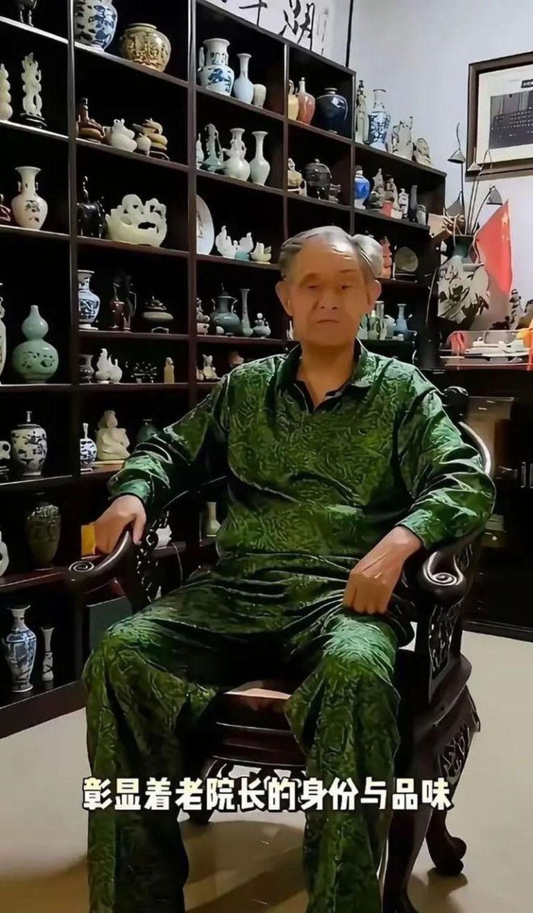 徐湖平与他的收藏品。（视频截屏）