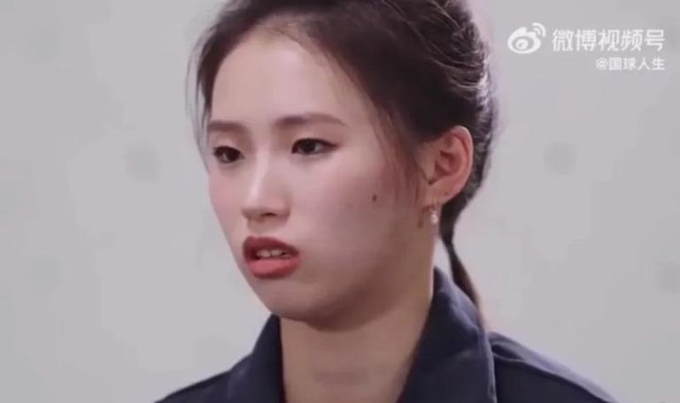 这次接受水均益的专访，陈芋汐含泪说出了最委屈、最愤怒、最无厘头、印象最深的事情。（取材自微博视频）