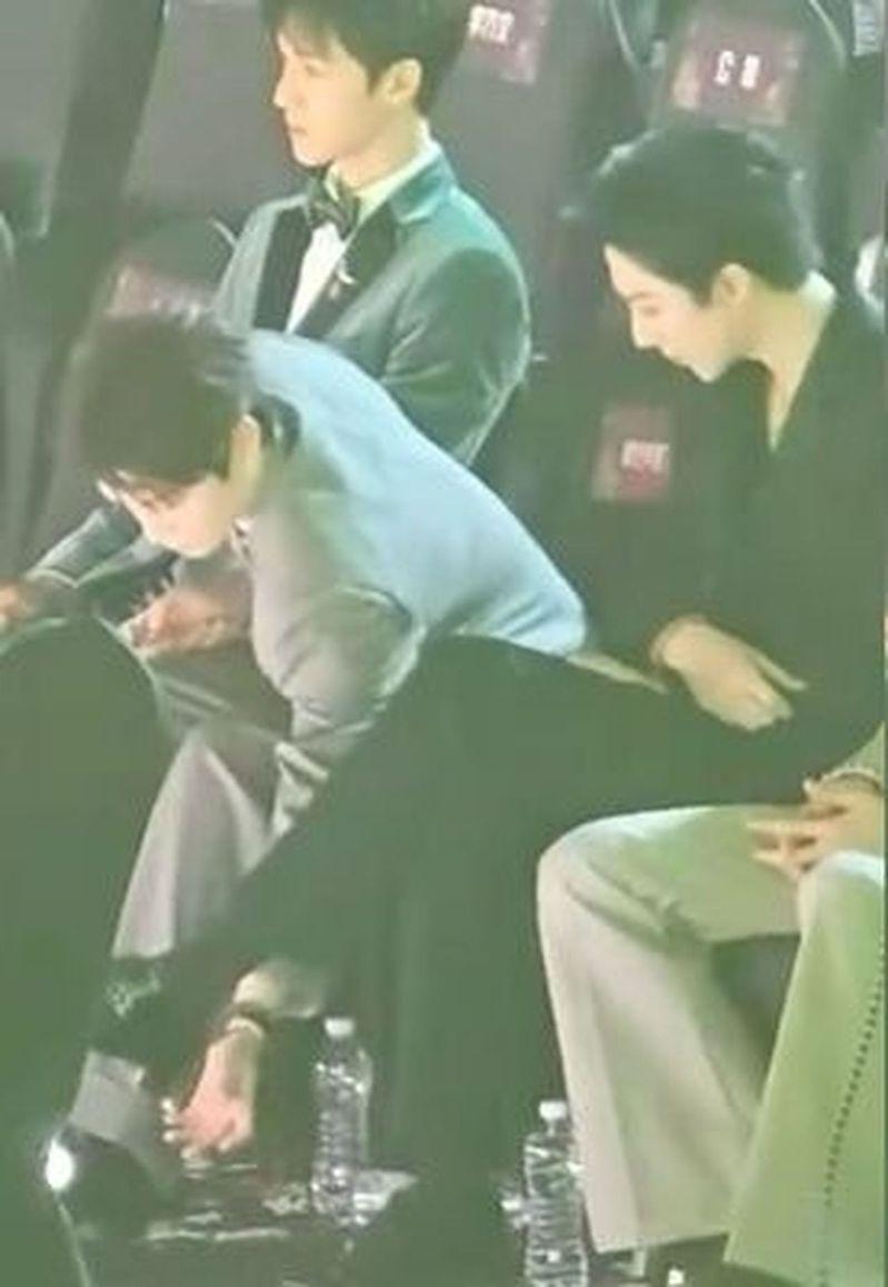 男星丁禹兮的暖心行为引发不同看法。（取材自微博）