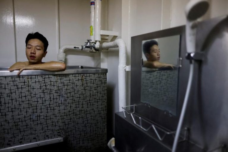 日本研究12月至2月为入浴猝死高峰期 泡澡注意事项曝光 日本冬季是入浴猝死好发的季节,日本人特有泡澡时「全身浸泡至肩膀」的入浴习惯被认为与事故发生有关。(路透)