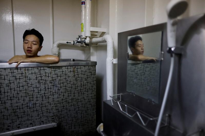 日本冬季是入浴猝死好发的季节,日本人特有泡澡时「全身浸泡至肩膀」的入浴习惯被认为与事故发生有关。(路透)