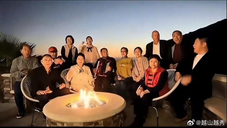 姜昆在加州过节高唱「我爱我的祖国」 惹骂声 姜昆在美国豪宅唱「我爱我的祖国」,被指离岸爱国秀。(取材自微博)