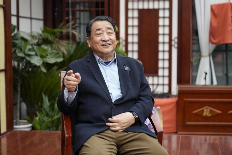 姜昆在美国豪宅唱「我爱我的祖国」,被指离岸爱国秀。(取材自微博)