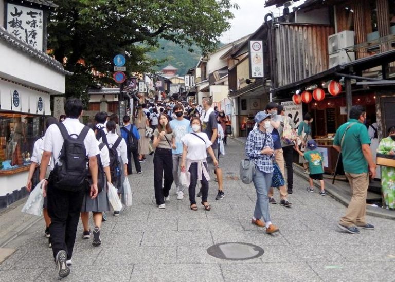 中国旅行社据报已被官方要求减少赴日游客数量；图为京都通往清水寺的街道挤满游客。（路透）