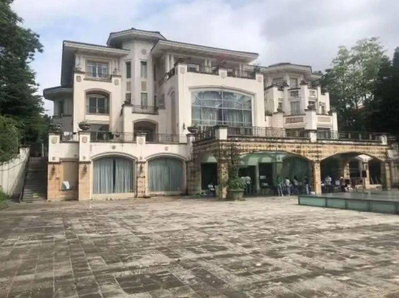 深圳市一套估值2亿元的别墅,以起拍价6673万元在阿里法拍平台拍卖,最终无人出价流拍。图为别墅入口。(取材自极目新闻)