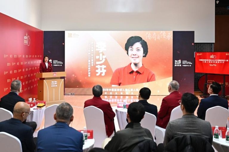 12月25日，2025年中国篮球名人堂入堂人物名单揭晓仪式在北京举行。图为中国篮球名宿宋晓波宣布杰出女运动员名单。 （中新社）