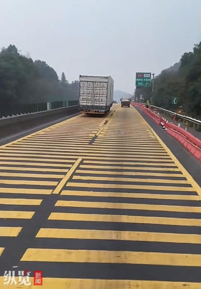 湖南1高速路减速带连绵数公里 网酸:开过去结石治好了 网友反映的位于京港澳高速湖南郴州段的不间断减速带。(视频截屏)