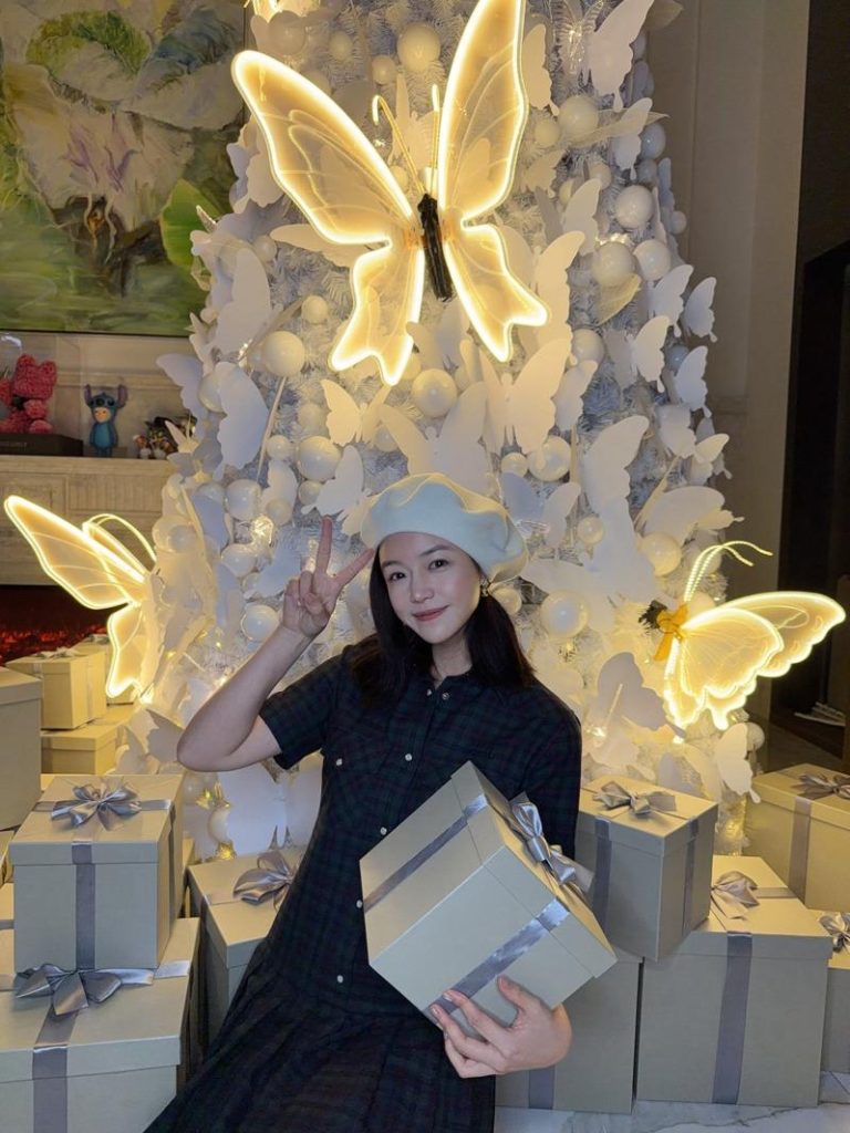 陈妍希晒9岁儿正面照「小情人」眉眼像陈晓 陈妍希和友人一起过圣诞节。(取材自微博)