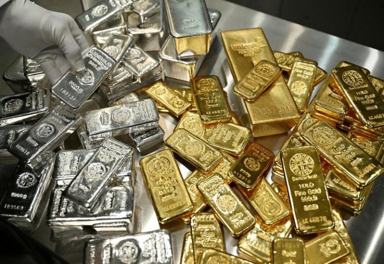 白银冲破每英两75美元，黄金每英两站上4500美元关卡。（路透）