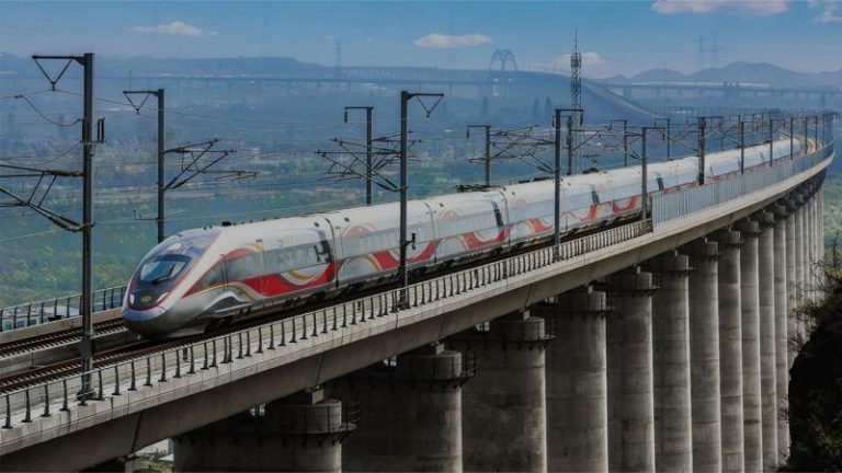 西安-延安通车 中国高铁运营里程破5万公里 超越他国总和 西安至延安高速铁路正式开通运营,革命圣地延安迈入「高铁时代」。西延高铁是中国「八纵八横」高铁网包头、银川至海口的包(银)海信道的重要组成部分。线路全长299公里,设计时速350公里,是目前穿越黄土高原设计时速最高的铁路。(新华社)