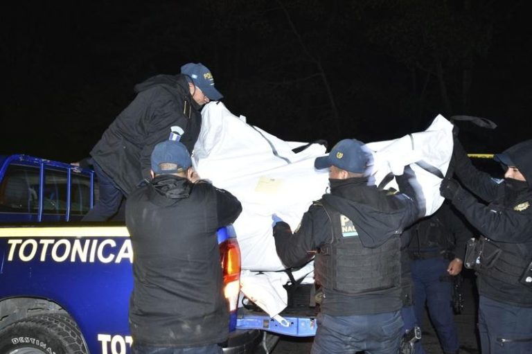 危地马拉当局1辆客运巴士在泛美公路中美洲段坠谷，至少15死19伤。图为救难人员在事故现场移动罹难者遗体。(欧新社)