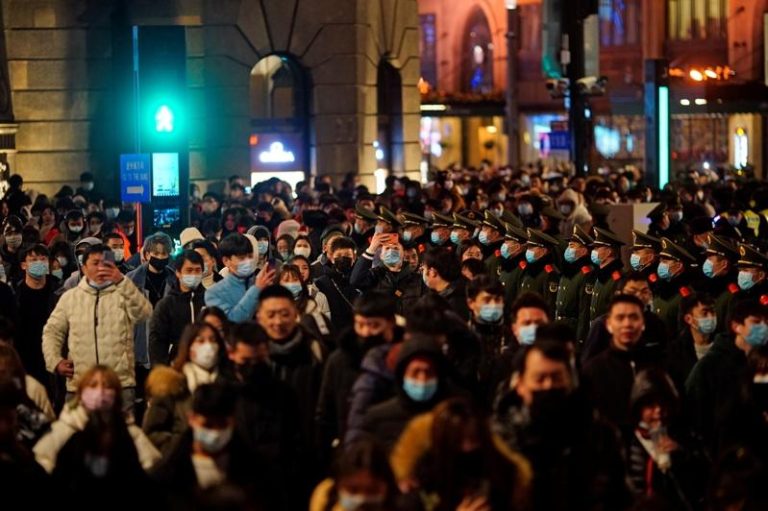 新年将至，中国多地宣布取消跨年活动。图为跨年夜涌向上海外滩观赏夜景的民众。（路透数据照片）