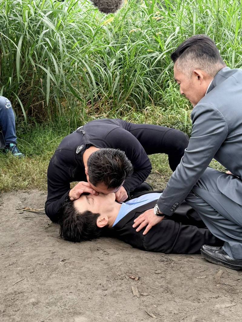黄少祺拍摄雨中跳桥戏,对体力与意志都是极大考验。(图/三立提供)