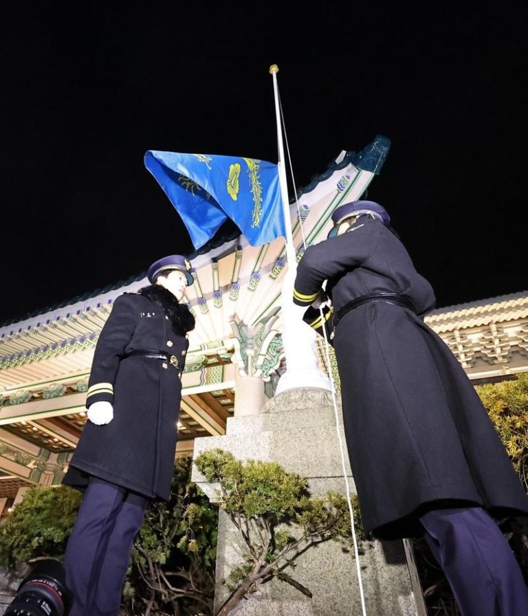 南韩凤凰旗回家 李在明首度入主青瓦台办公 象征南韩国家元首权威的凤凰旗29日0时在青瓦台缓缓升起。(欧新社)