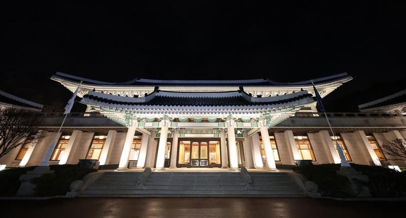 象征南韩国家元首权威的凤凰旗29日0时在青瓦台缓缓升起。(欧新社)
