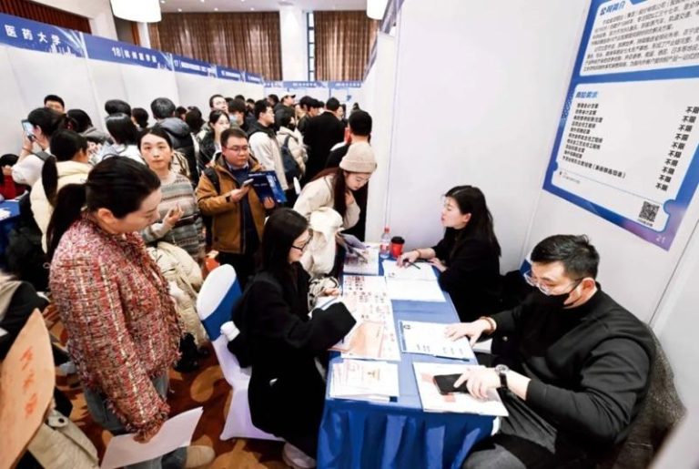 名校光环祛魅?剑桥硕士海归 落选小学英语网课老师面试 海归落选小学英语网课老师的消息引发关注。图为杭州举办的海外高层次人才招聘会现场。(取材自中国新闻周刋)