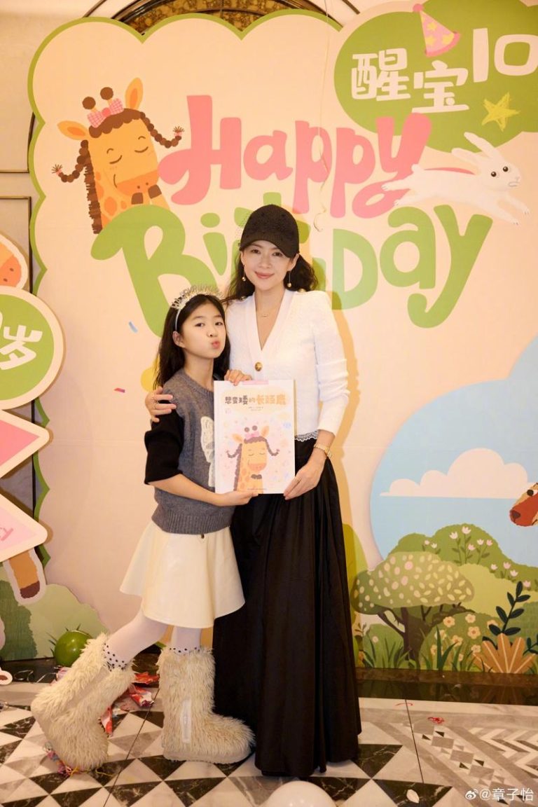 章子怡、汪峰分别为女儿庆生 10岁的醒醒要出书了 章子怡为女儿醒醒庆生,醒醒手上拿的是她出版的绘本「想变矮的长颈鹿」。(取材自微博)」
