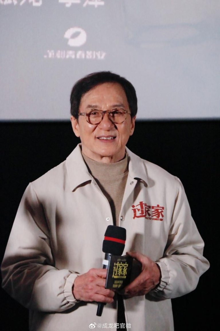 71岁成龙自曝:已制成「告别的歌」将在去世那天发布 港星成龙28日出席电影「过家家」首映礼。(取材自微博)
