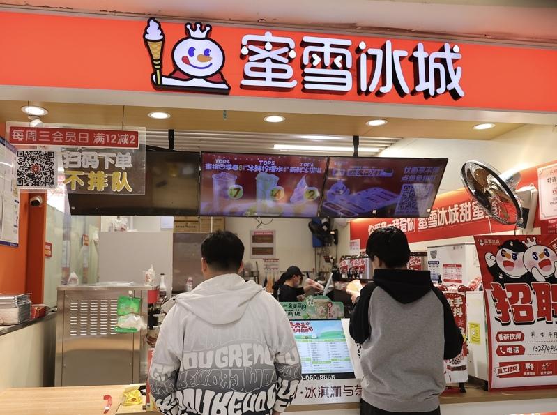 蜜雪冰城创始人张红超(左图)、张红甫(右图) 跻身亿万富豪行列。(取材自大河报)