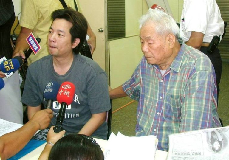 兄弟弃养剩他一人送终 曹西平当年为老父与手足对簿公堂 曹西平(左)与父亲曹培芳。(本报系数据照)