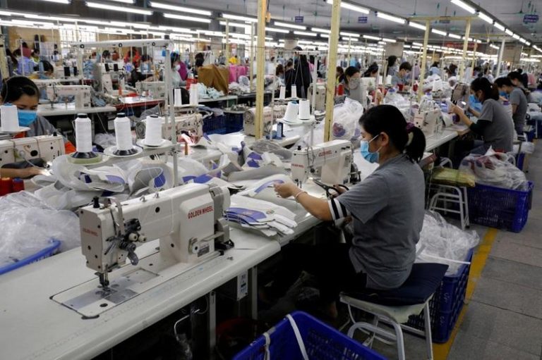 据世界鞋类年鉴，越南和印尼是世界第二、三大鞋类出口国，2024年出货量分别为16亿双和6亿双。（路透）