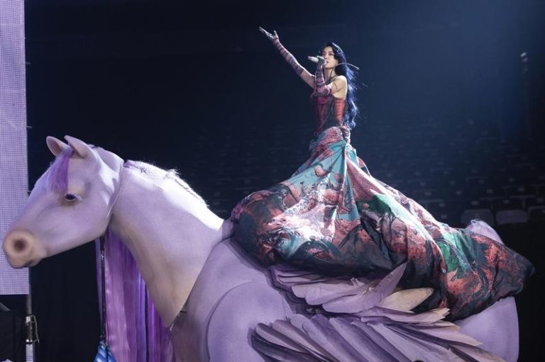 蔡依林跨年夜美翻 3公尺七彩裙骑飞马闯入观众区 蔡依林穿着3公尺长裙骑着飞马登场。图/凌时差提供