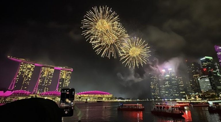 新加坡滨海湾烟火秀迎接2026 游客欢呼连连 迎接2026年,新加坡跨年夜这天,现场倒数计时结束,知名景区滨海湾上空绽放出大型烟火秀,点亮夜空。(中央社)