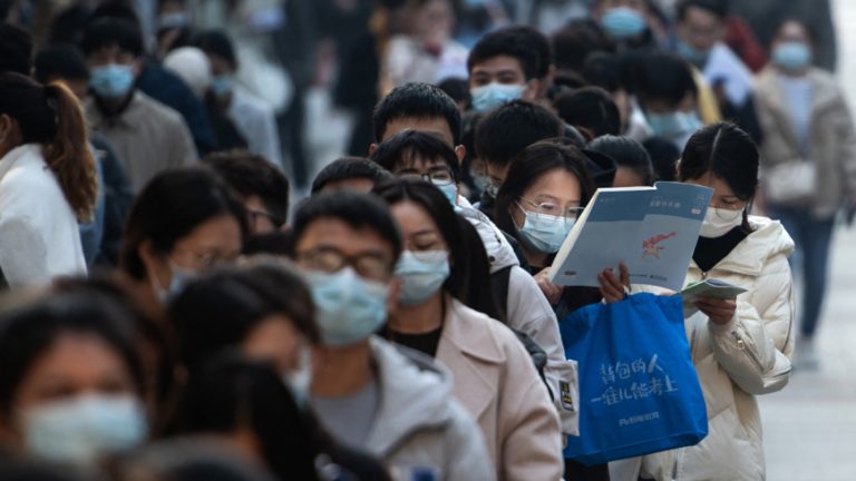 中国“枪手”替考敛财千万 百余人作弊进党政公安