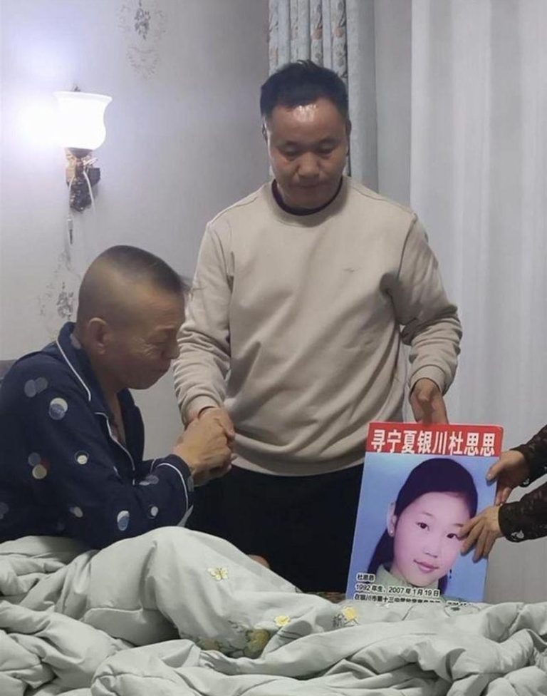 曾下跪、寻女19年未果 宁夏癌父2025最后一天抱憾病逝 杜金龙在病榻前,以下跪托付的方式,将寻找女儿杜思思的最后期盼交给了杜小华。(取材自极目新闻 )