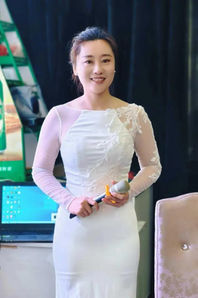 常雪莉生前主持婚礼。（取材自极目新闻／当事人社交帐号截屏）