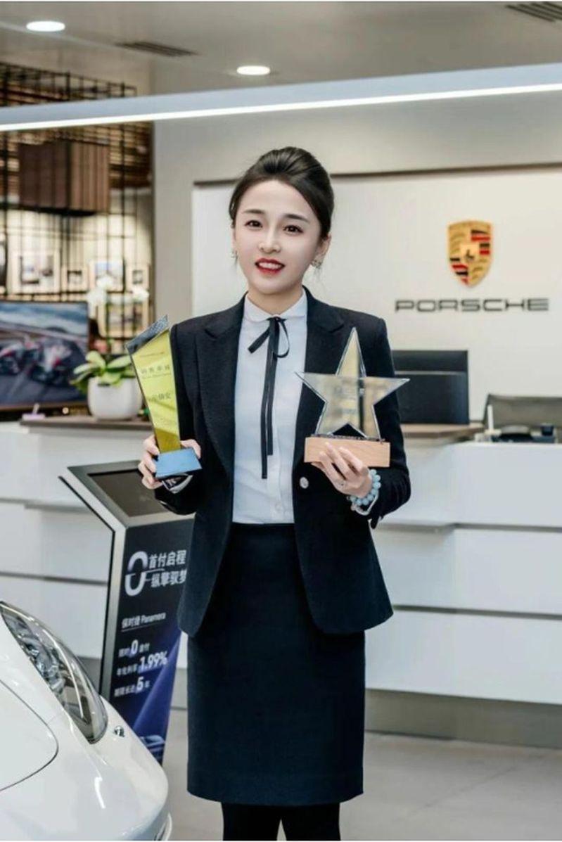 青岛保时捷女销售2025年再夺销冠，一年卖192台车破纪录。(取材自扬子晚报)