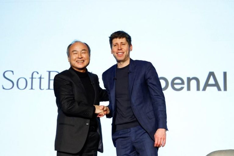软银宣布已完成对OpenAI的410亿美元投资。图为软银首席执行官孙正义（左）与OpenAI首席执行官奥特曼。（路透）
