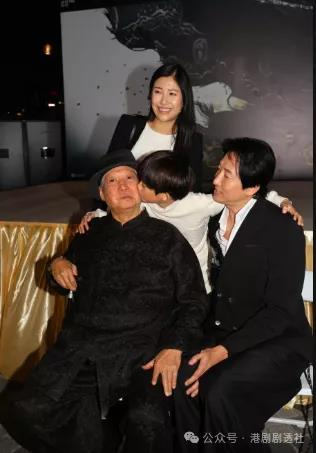 洪金宝与洪天明和孙子合影。(取材自微博)