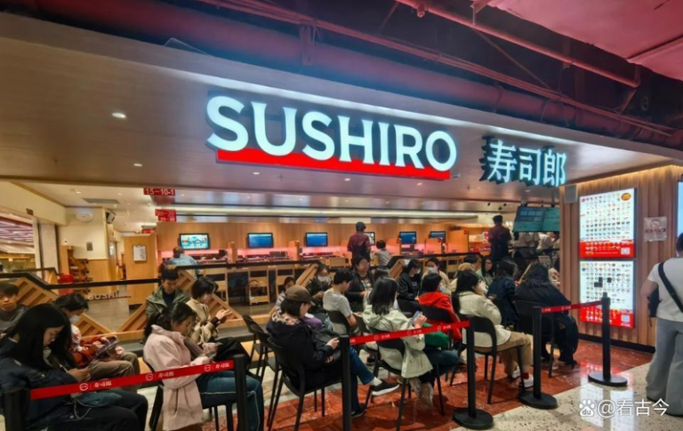 寿司郎店前的候位人潮。（取材自微博）