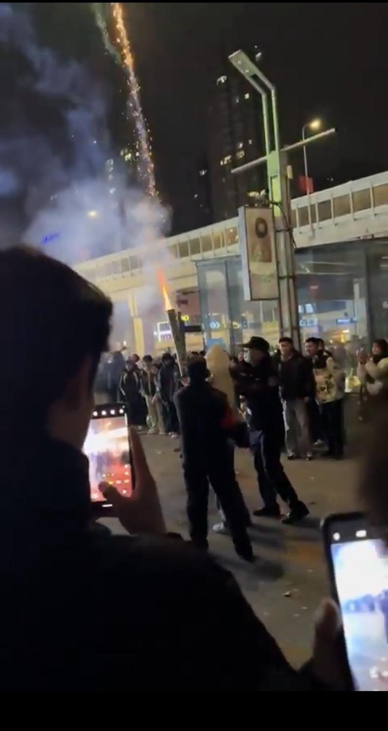 村镇也禁放烟花爆竹,河南两小伙新年第一天各领200元罚单。(取材自极目新闻)