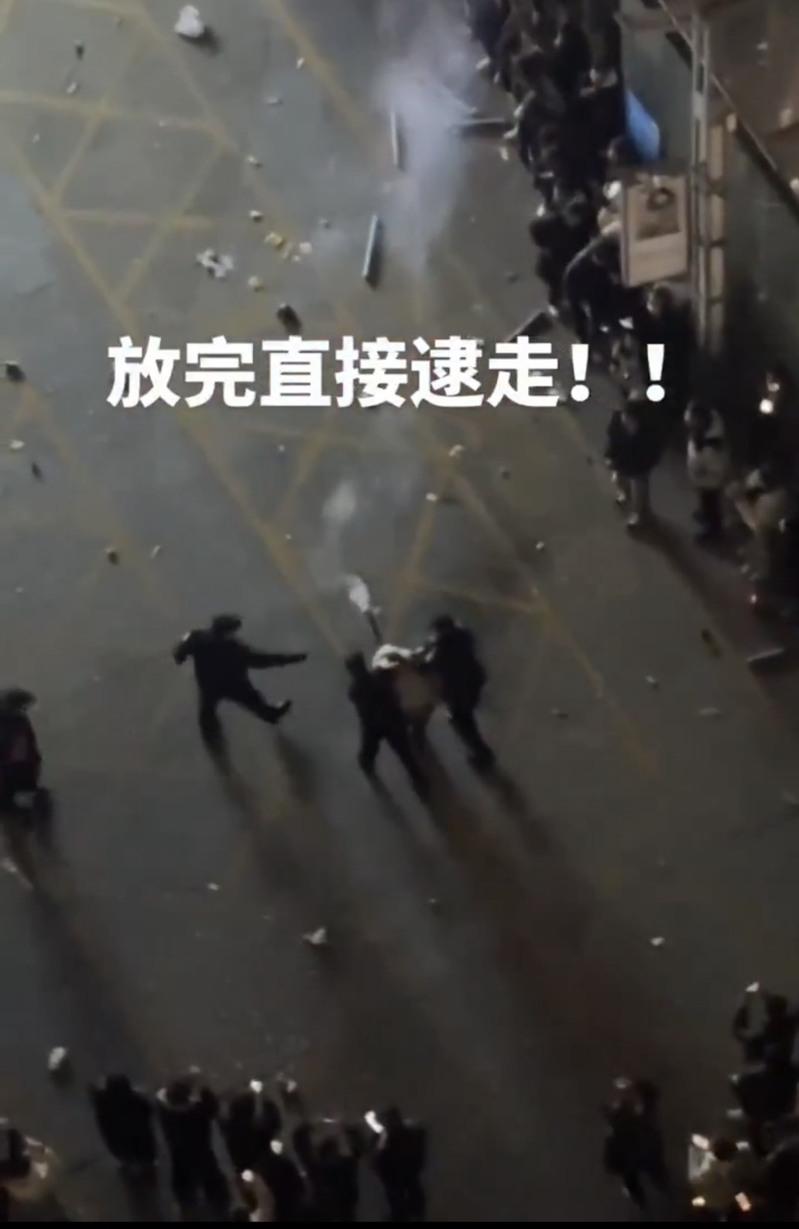 村镇也禁放烟花爆竹,河南两小伙新年第一天各领200元罚单。(取材自极目新闻)