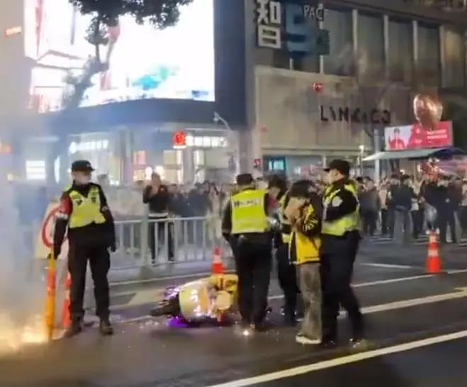 村镇也禁放烟花爆竹,河南两小伙新年第一天各领200元罚单。(取材自极目新闻)