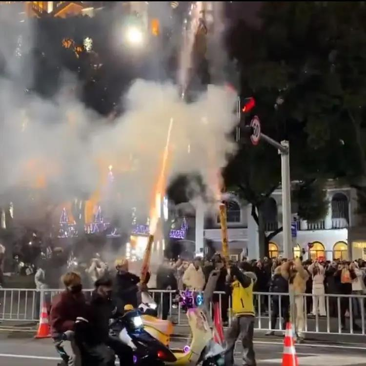 村镇也禁放烟花爆竹,河南两小伙新年第一天各领200元罚单。(取材自极目新闻)