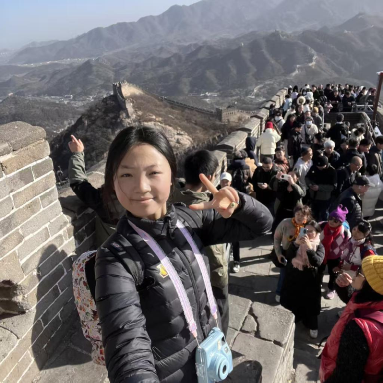 陈欣妍在八达岭长城朗诵「清平乐·六盘山」，引发共鸣。(取材自北京日报)