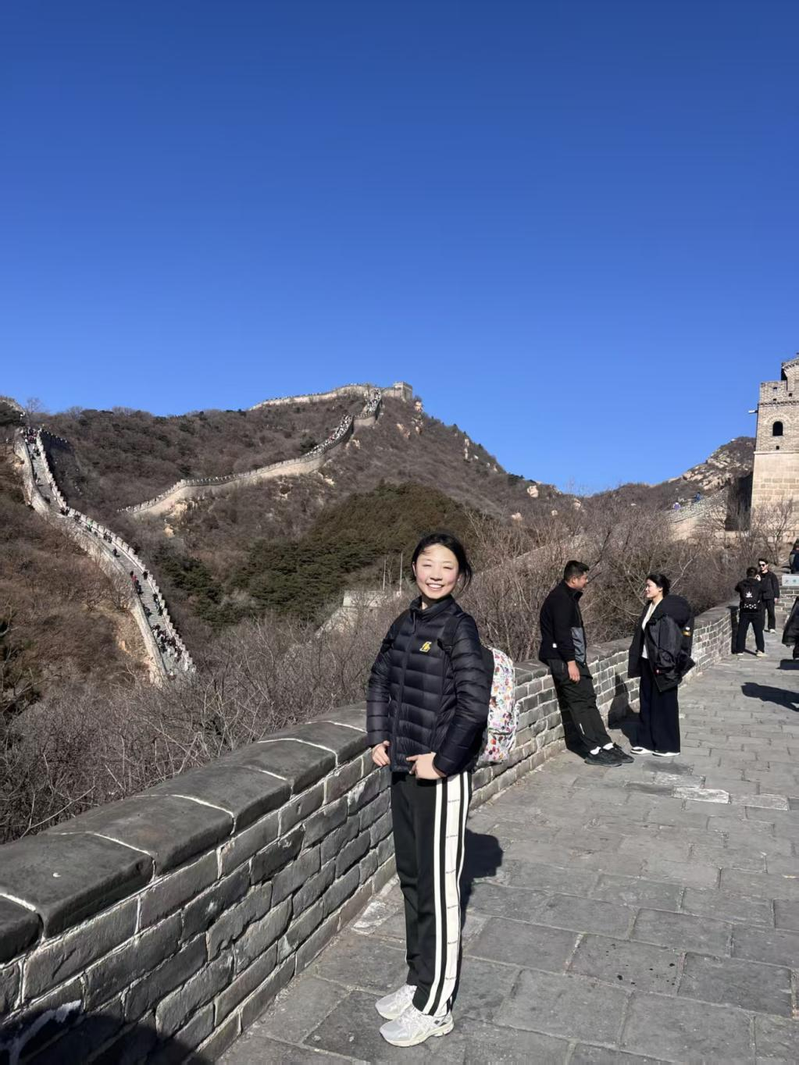 陈欣妍在八达岭长城朗诵「清平乐·六盘山」，引发共鸣。(取材自北京日报)