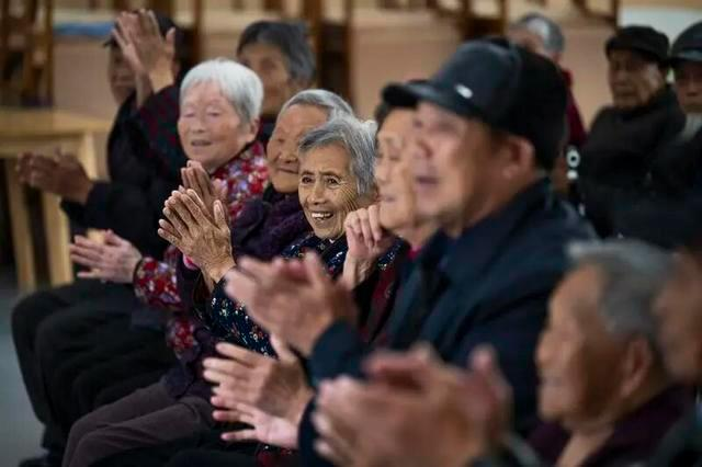 一名男子走在洛杉矶的一处贫民区。(路透)