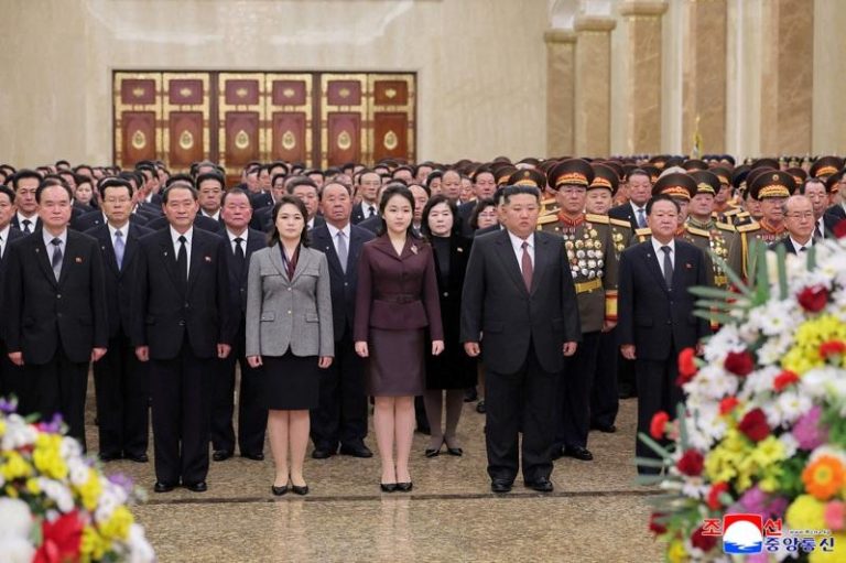 跨年当众吻父亲、参谒站主位 金正恩爱女展接班架式 在这张北韩官媒朝中社1日发布照片中,北韩国家领导人金正恩(右起)、女儿金主爱与妻子李雪主参谒平壤锦绣山太阳宫。(路透)