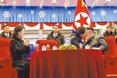 在这张北韩官媒朝中社1日发布照片中,北韩国家领导人金正恩(右起)、女儿金主爱与妻子李雪主参谒平壤锦绣山太阳宫。(路透)