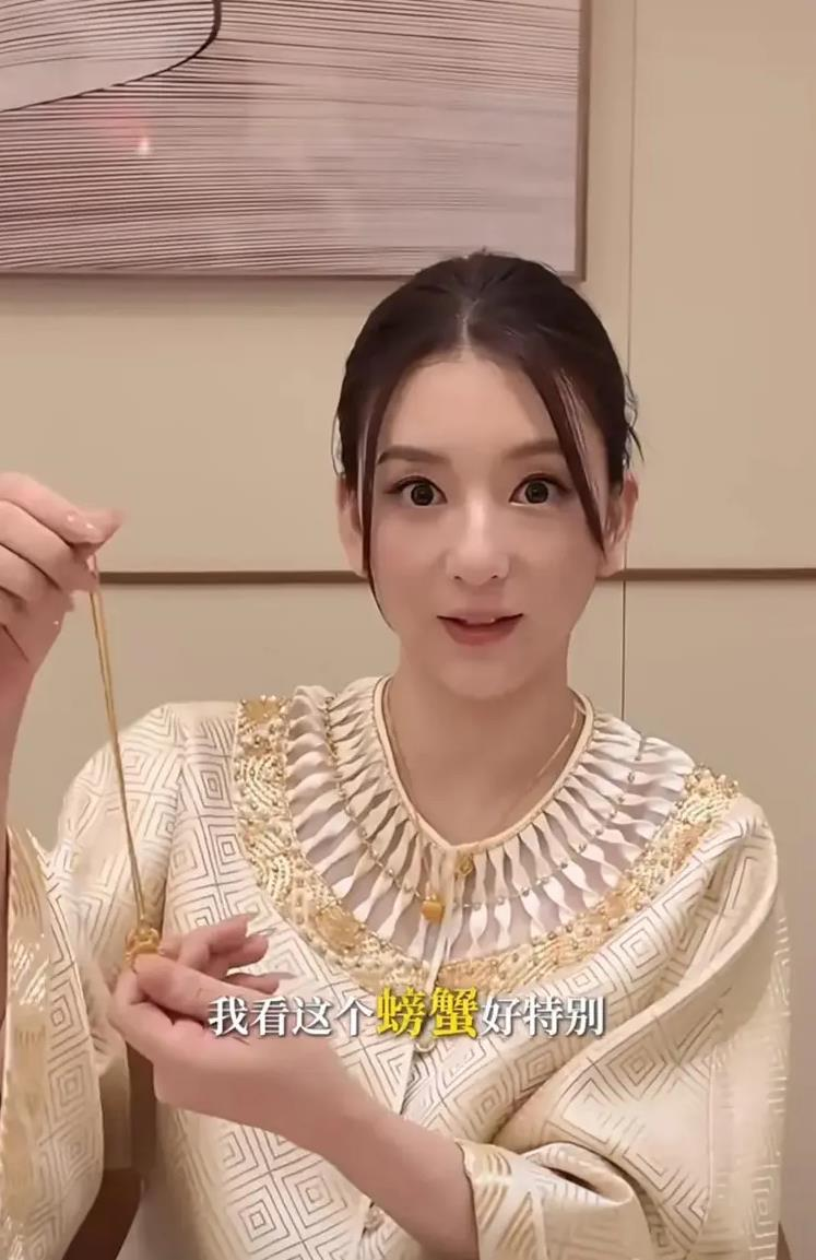送方媛(右)由店员提着两大袋战利品送到门口。(视频截屏)