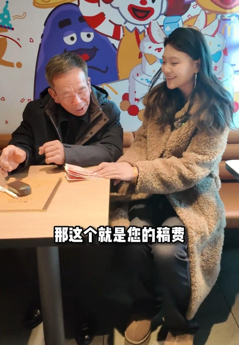写「我的母亲」走红 农民工再写「我的父亲」感动全网 安大爷写完作文「我的父亲」后,视频拍摄者向其支付稿费。(视频截屏)